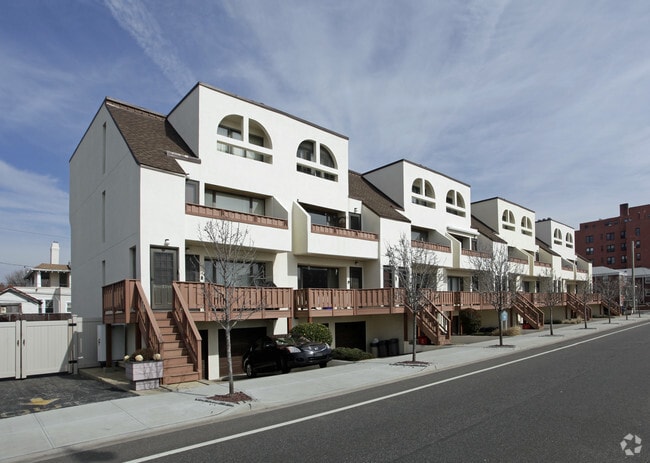 Building Photo - Sea Breeze Town Houses