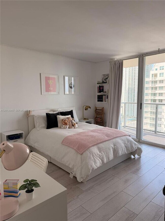 Building Photo - 1155 Brickell Bay Dr