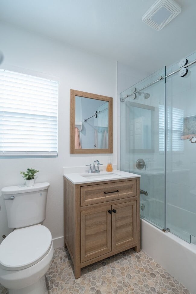 Building Photo - Charming 3 Bedrooms 2 Bathrooms Home $4,00...