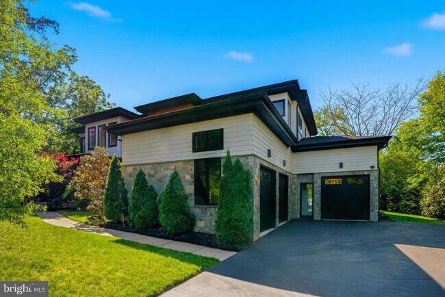 Building Photo - 1513 Oakview Dr