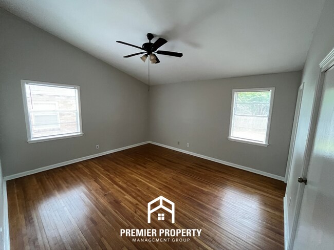 Building Photo - Charming 3BR/2BA Home Near Parkway Village | Hardwood Floors Throughout & Fenced Yard