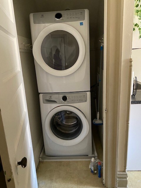 New stackable washer / dryer - 1360 Denniston St