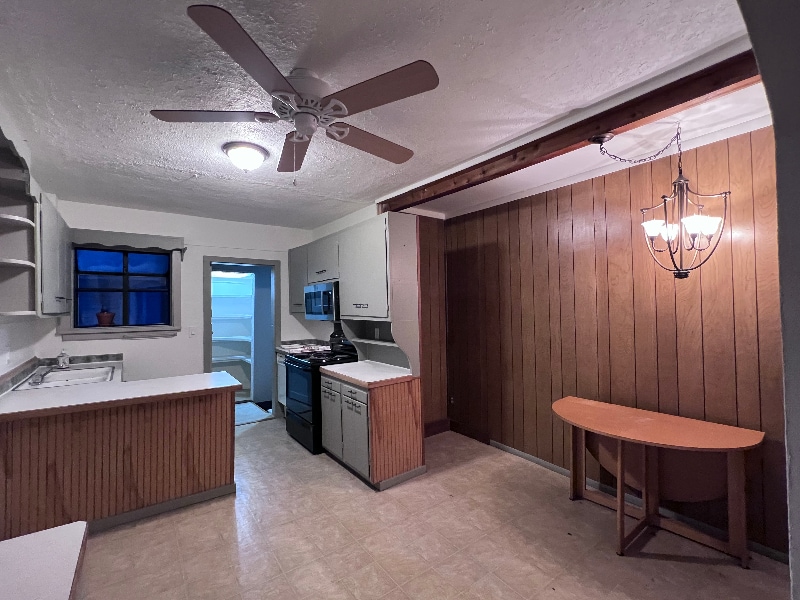 Building Photo - 105 E 12th St