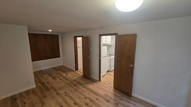 Building Photo - 1 Bedroom Walking Distance to Downtown and Ives Park