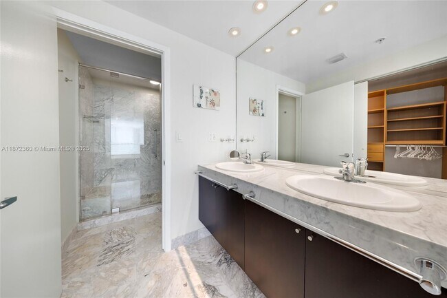 Building Photo - 2000 Bay Dr