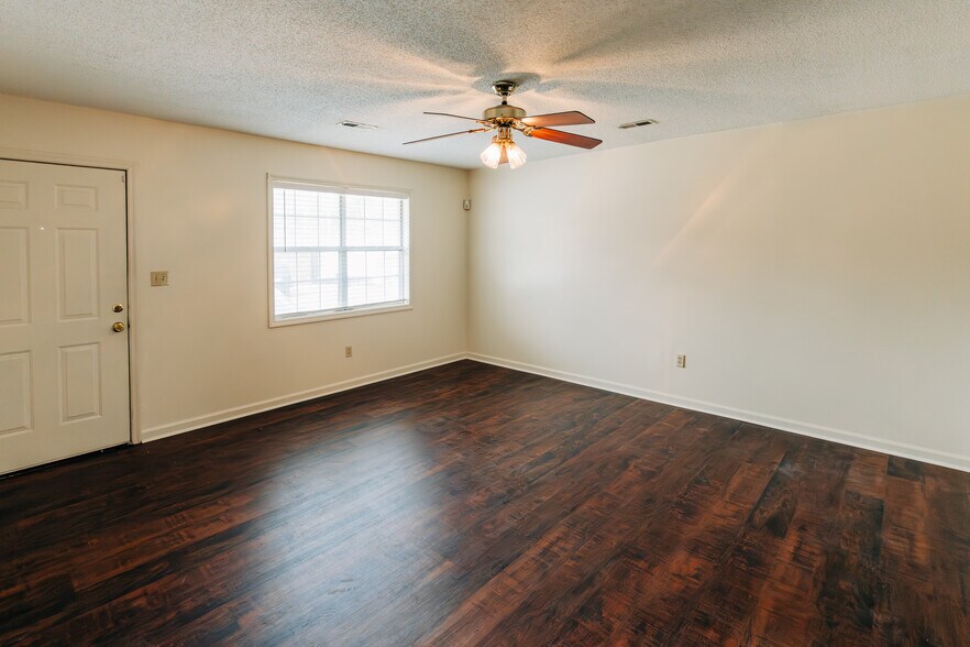 Building Photo - 1202 Douglas MacArthur St