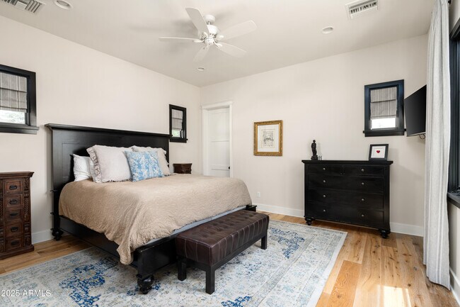 Building Photo - 4901 E Amelia Ave