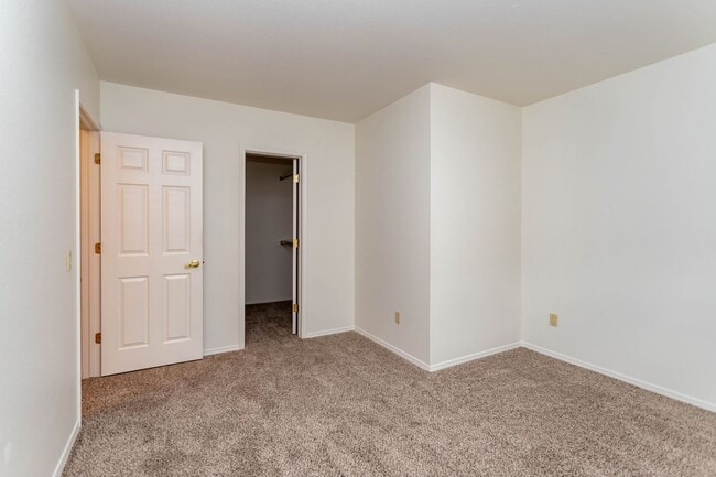 Building Photo - Lovely District 20 Townhome!