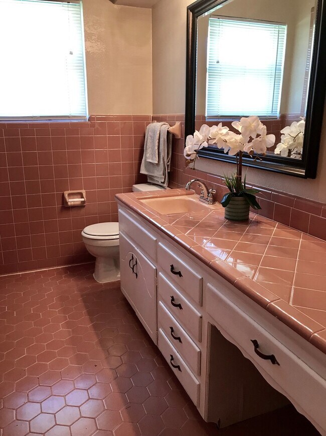 Building Photo - Beautifully Updated Vintage Home!