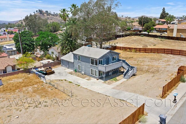 Building Photo - Charming Downstairs 2 Bed/1 Bath Unit With...
