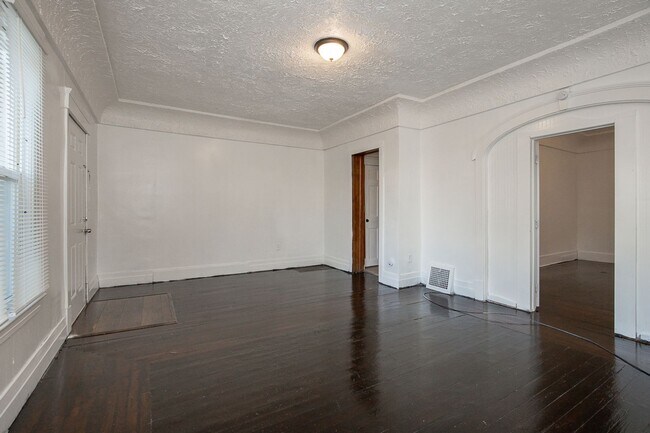 Building Photo - 1025 W 23rd St