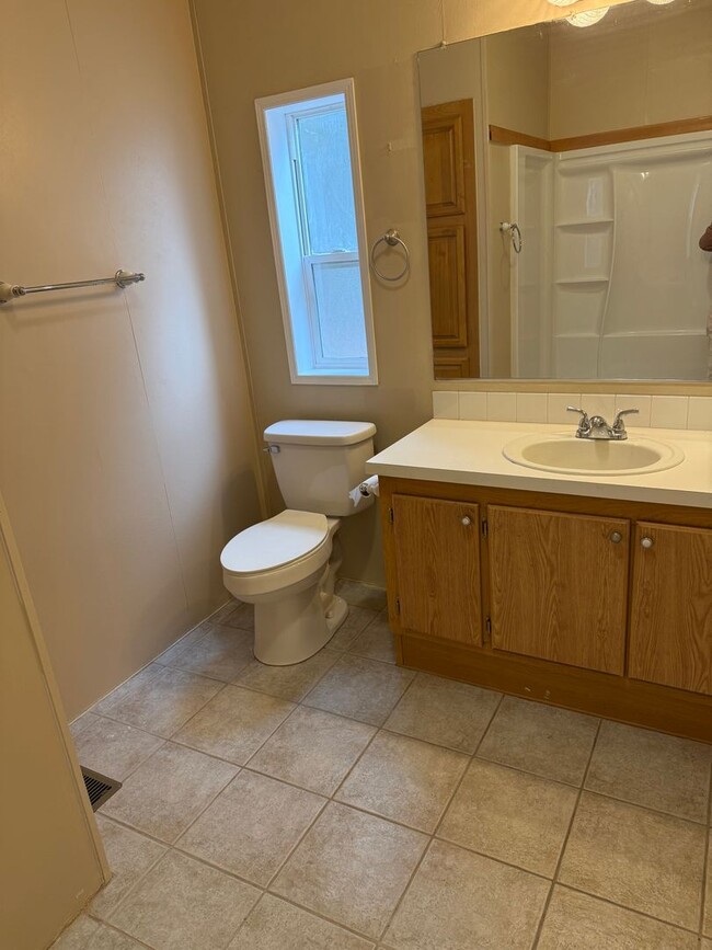 Building Photo - Open floor plan-Lots of upgrades