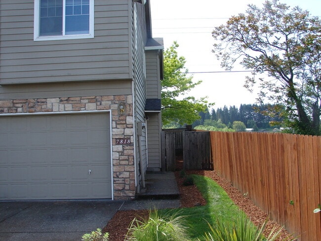 Building Photo - THREE BEDROOM TOWNHOME IN HAZEL DELL