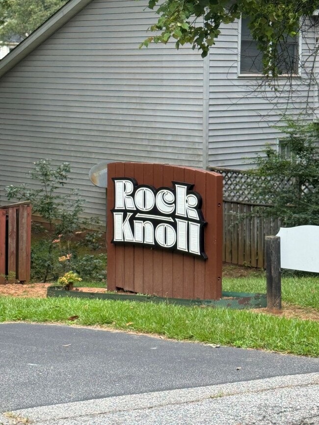 Building Photo - Rock Knoll