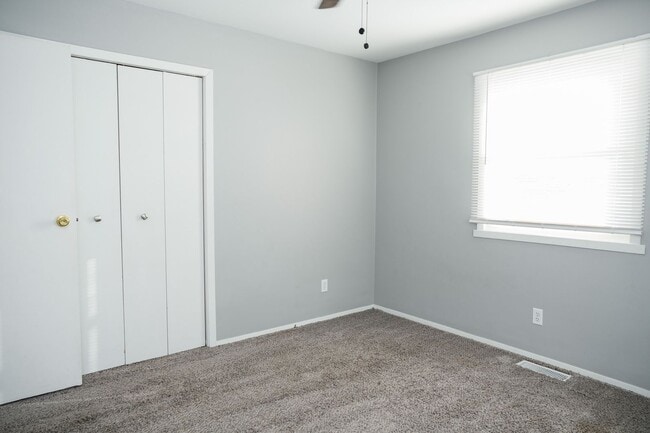 Building Photo - 2 bed 1 bath Duplex in Portage