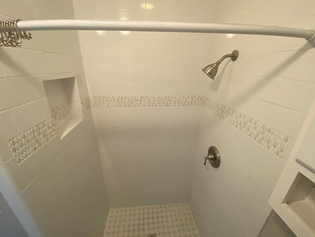 Building Photo - 2 Bedroom/2 Bathroom Recently Remodel!