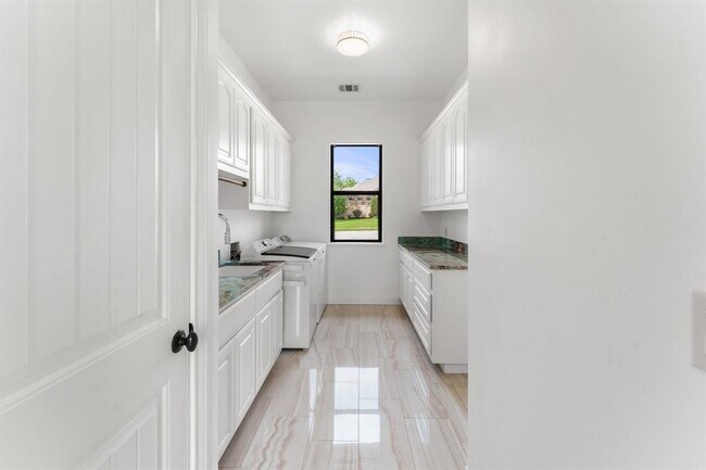 Building Photo - 2633 Collingwood Dr