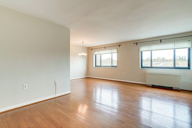 Building Photo - 1300 S Arlington Ridge Rd