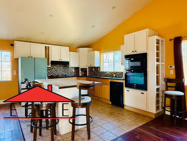 Building Photo - AVAILABLE NOW!!