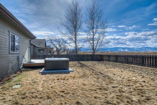 Building Photo - 32 E Clara Ct