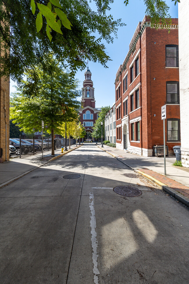 Building Photo - 707 Market St