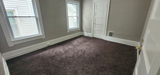 Building Photo - 4 Bedroom 1 Bathroom Triplex