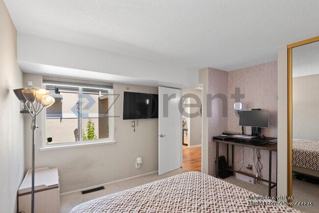 Building Photo - 652 St Ives Ct