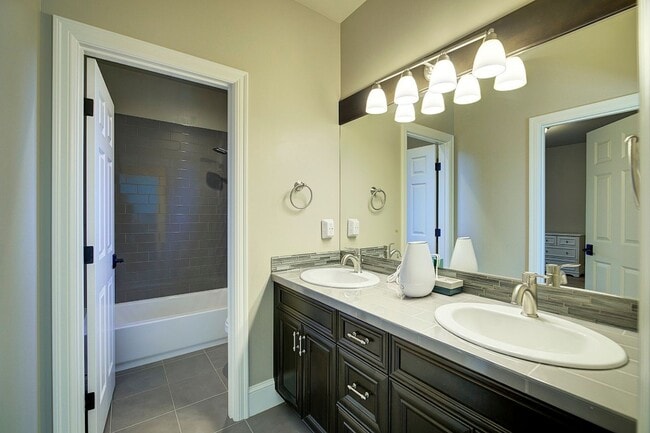 Building Photo - 5Bd/4.5Ba Sammamish Home