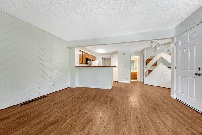 Building Photo - ** MOVE IN SPECIAL** Don't Miss This 1Bed/...
