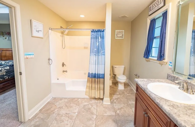 Main Bedroom En Suite. Double Sinks, walk-in Tub/Shower. - 12366 Copperwood Dr