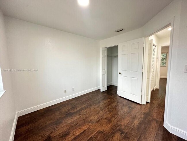 Building Photo - 3 bedroom in Hallandale FL 33009