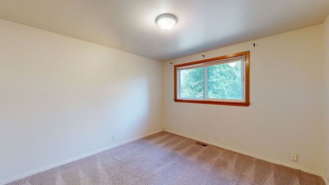 Building Photo - Location, Location, Location! - Four Bedroom house located minutes from Des Moines Waterfront