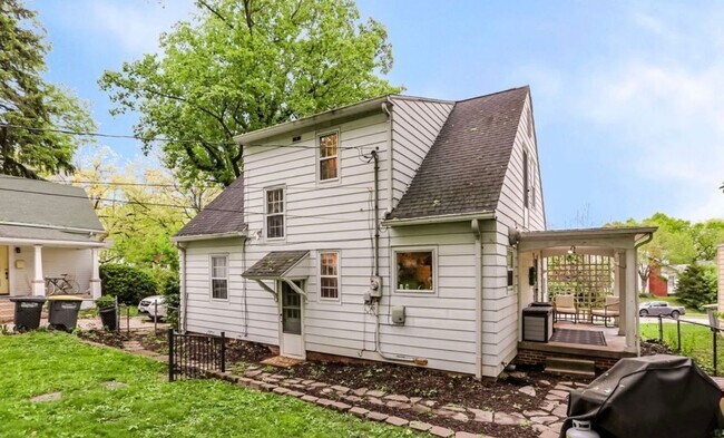 Building Photo - Stunning 3 Bedroom