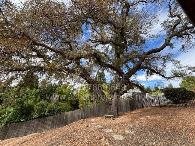 Building Photo - Gorgeous Villa - 3 Bed, 2.5 Bath - Beautiful Views - Highly Desirable Neighborhood!