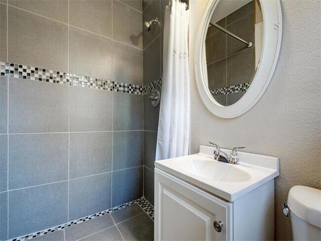 Building Photo - Cool home in East Austin - Don't Miss this...