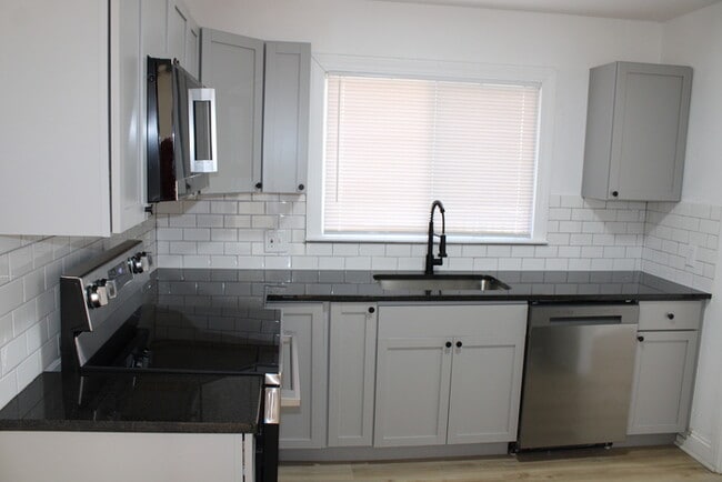 Building Photo - Cozy 2-bedroom, 1 full bath with vanity home located in Kansas City, MO