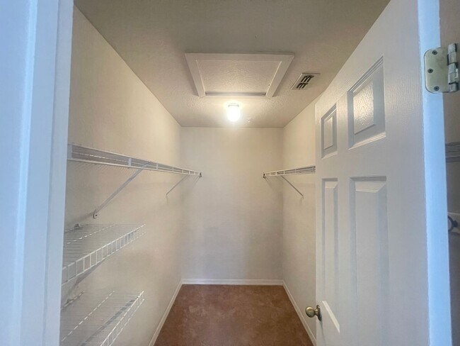 Building Photo - 1 Bedroom / 1 Bath Condo in Gated Communit...