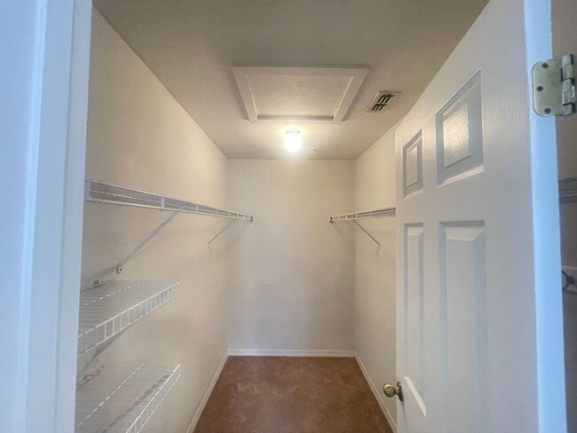 Building Photo - 1 Bedroom / 1 Bath Condo in Gated Community, Available Now!