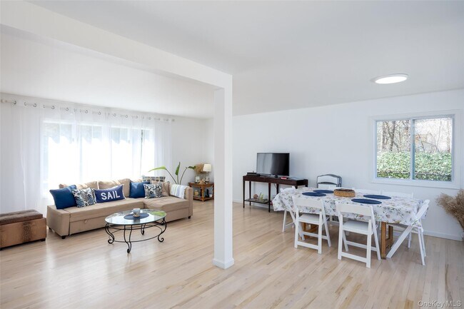 Building Photo - 371 S River Rd