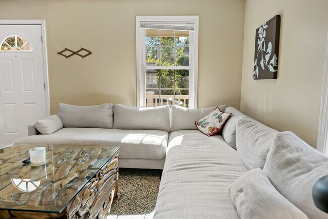 Building Photo - 9 S Walter Reed Dr