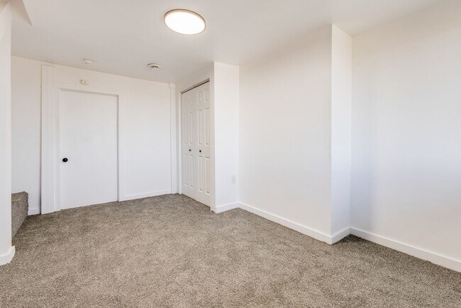 Building Photo - AVAILABLE NOW - Beautiful 3 Bedroom Home w...