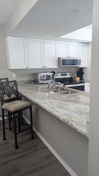 Building Photo - 6296 Sugar Bush Ln