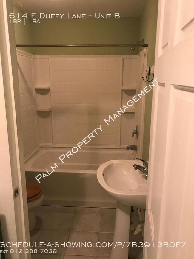 Building Photo - Adorable Studio Apartment Available with great shared Courtyard