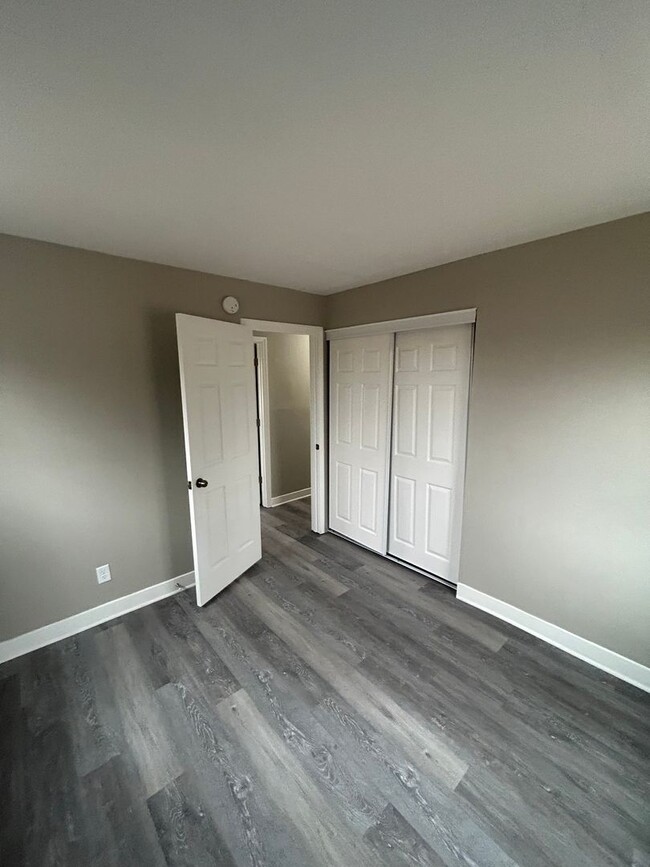 Building Photo - Recently renovated 3 bedroom home on the S...