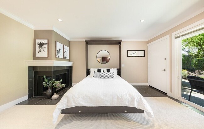 Building Photo - Waterfront Studio Kirkland Available for R...