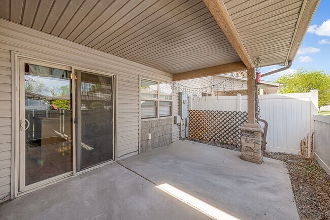 Building Photo - Spacious Multi-Level Townhome in Brookwillow