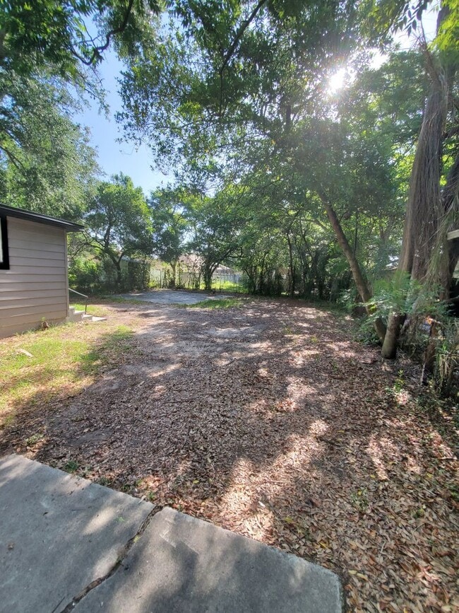 Building Photo - Cute & Cozy 2 Bedroom Cottage in Tampa $1550 Move in July 1 2026