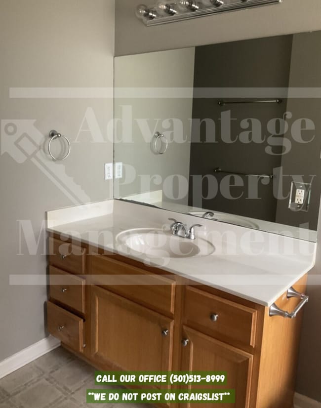 Building Photo - 2730 York Ln