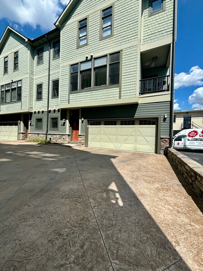 Primary Photo - 1455 Mews Ct