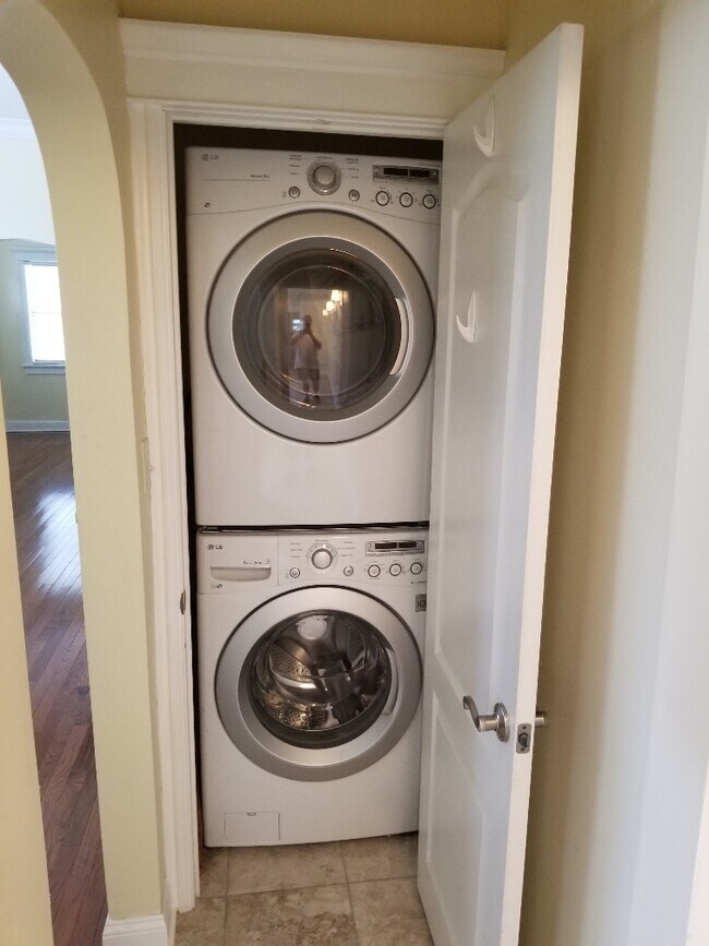 laundry-2 - 954 Meade Ave